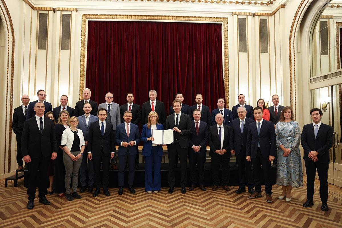 El ministro de Industria y Turismo, Jordi Hereu, en la foto de familia en el Fondo Europeo de Competitividad.