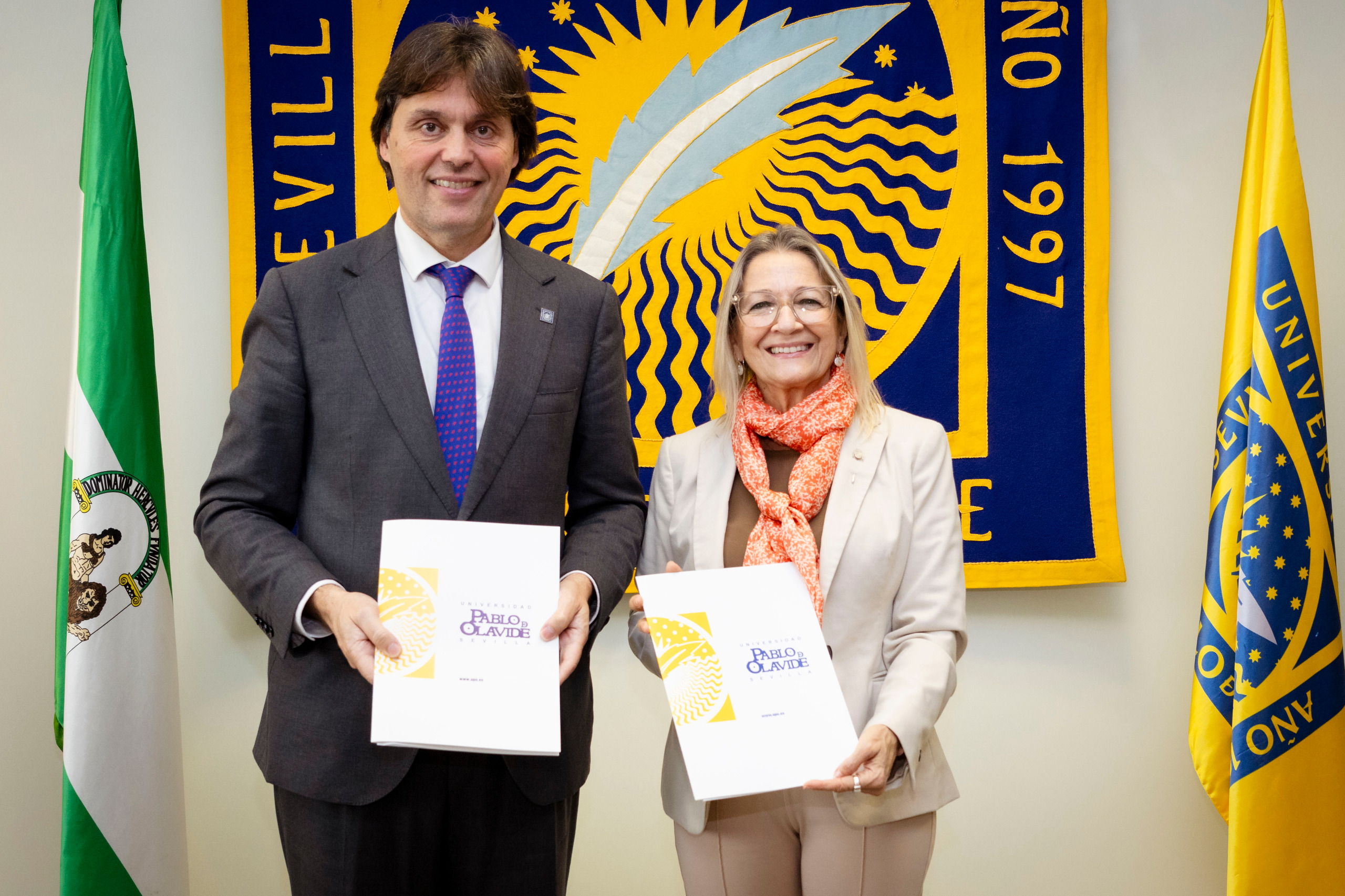 El rector de la UPO y la delegada ZFS tras la firma del acuerdo