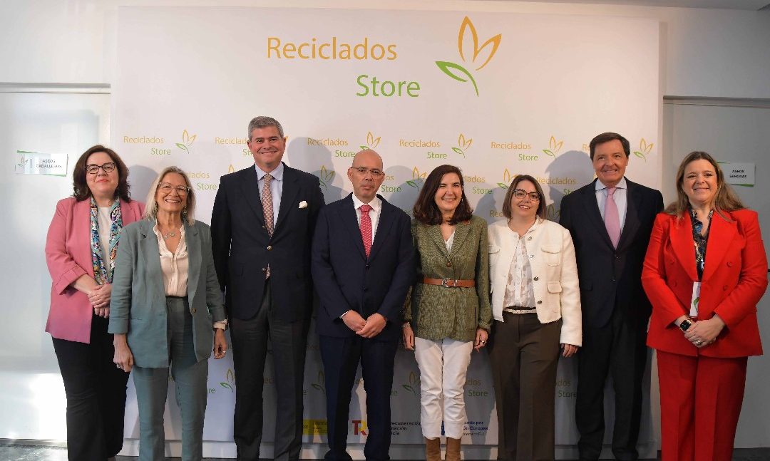La delegada para la Zona Franca de Sevilla asiste a la presentación de la nueva planta de tratamiento de la empresa Reciclados Store